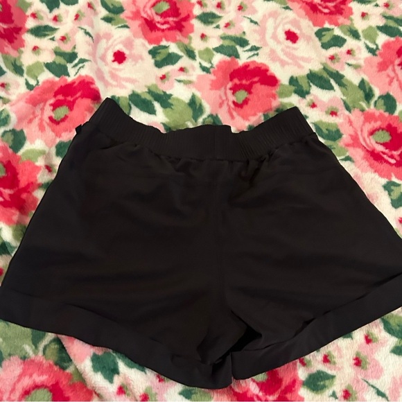 Lululemon Size 6 tuxedo stripe relaxed fit cuffed shorts - Picture 6 of 7